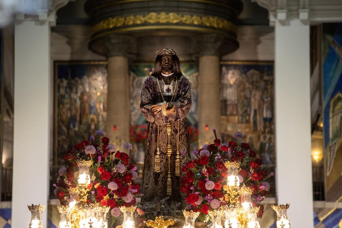 Talla del Jesús Nazareno de Medinaceli antes de la procesión del Viernes Santo, a 18 de abril de 2025, en Madrid (España). La procesión, organizada por la Archicofradía Primaria de la Real e Ilustre Esclavitud de Nuestro Padre Jesús Nazareno de Medinaceli, se compone de dos pasos, el Cristo de Medinaceli, rescatado por los Trinitarios en el año 1682 y Nuestra Señora de los Dolores en su Mayor Soledad, talla realizada en 1948, ambos portados por costaleros. El trono que porta a Jesús pesa 3,5 toneladas y alcanza los cuatro metros de altura. Esta procesión es una de las más multitudinarias de la Semana Santa madrileña. 18 ABRIL 2025 Alejandro Martínez Vélez / Europa Press 18/04/2025. Alejandro Martínez Vélez;