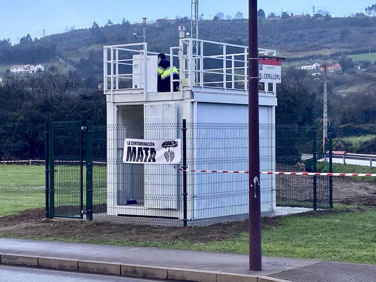 CARTEL DE PROTESTA EN LA ESTACION DEL LAUREDAL