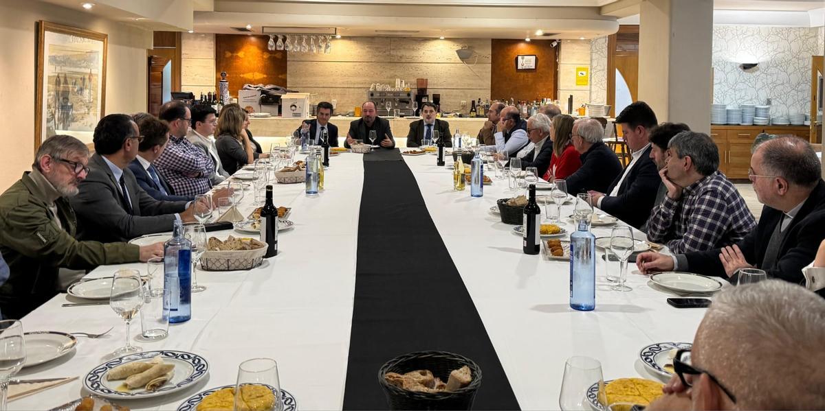 O director de Turismo de Galicia, Xosé Manuel Merelles, e o presidente do PP de Santiago,  Borja Verea, mantiveron un encontro con trinta hoteleiros e hostaleiros.
