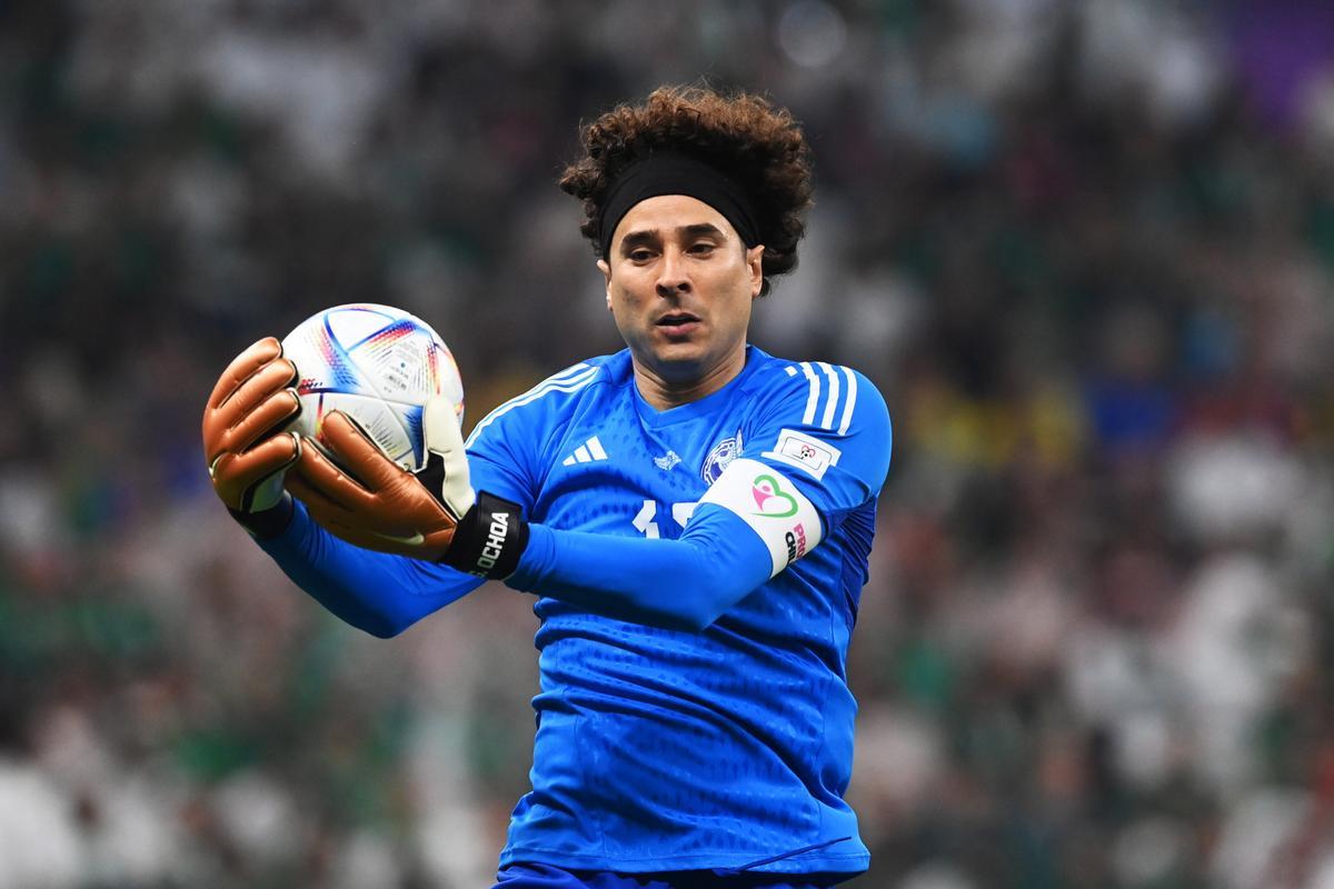 Lusail (Qatar), 30/11/2022.- Goalkeeper Guillermo Ochoa of Mexico in action during the FIFA World Cup 2022 group C soccer match between Saudi Arabia and Mexico at Lusail Stadium in Lusail, Qatar, 30 November 2022. (Mundial de Fútbol, Arabia Saudita, Estados Unidos, Catar) EFE/EPA/Neil Hall