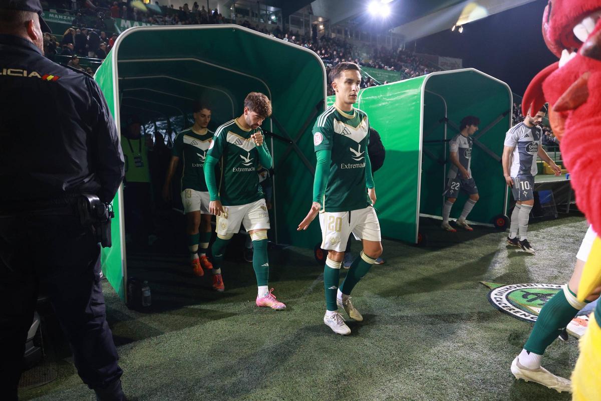 Los jugadores del Cacereño saltan al campo el pasado sábado para medirse al Racing Ferrol.