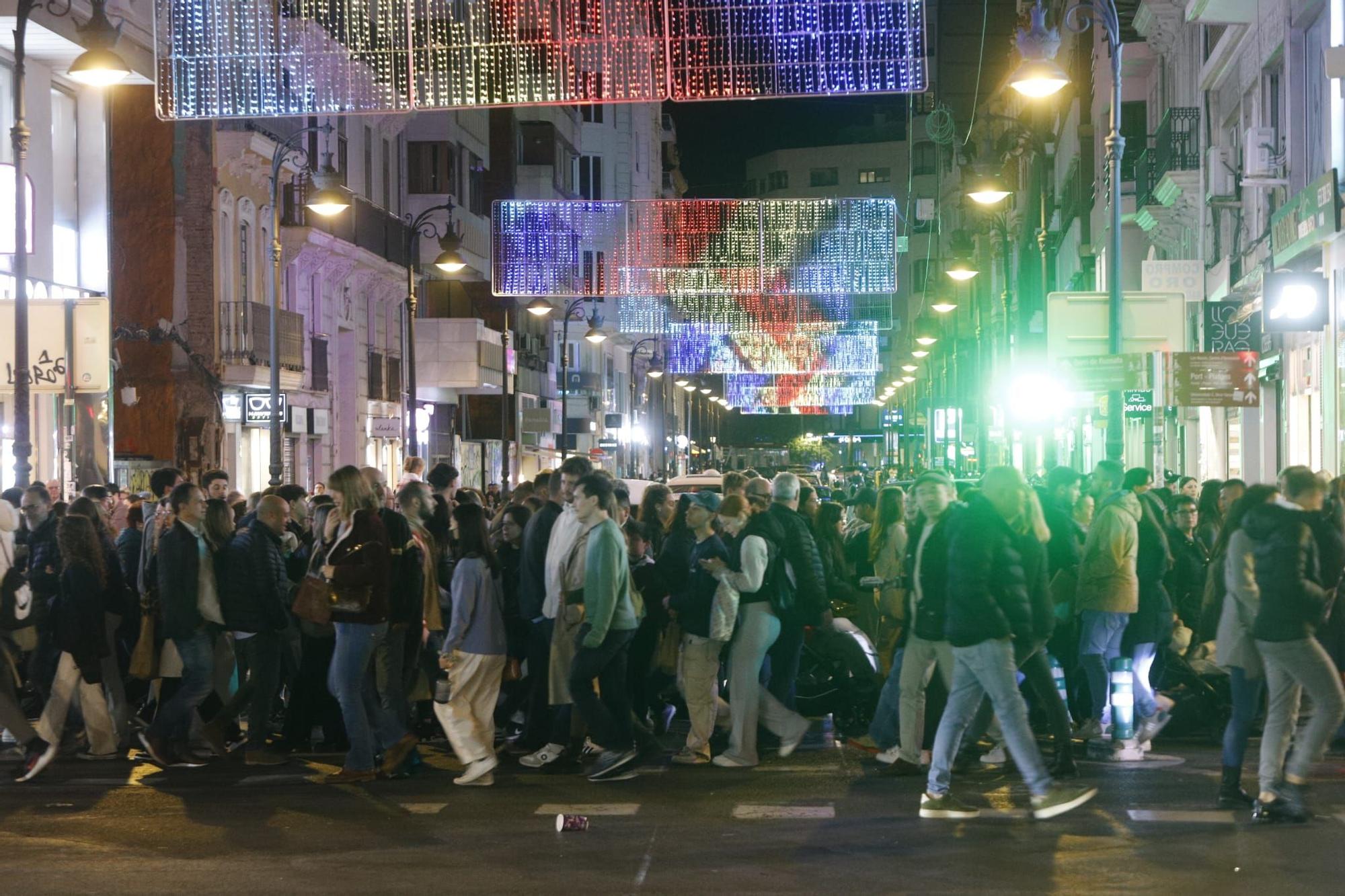 El turismo y las compras navideñas llenan las calles de València