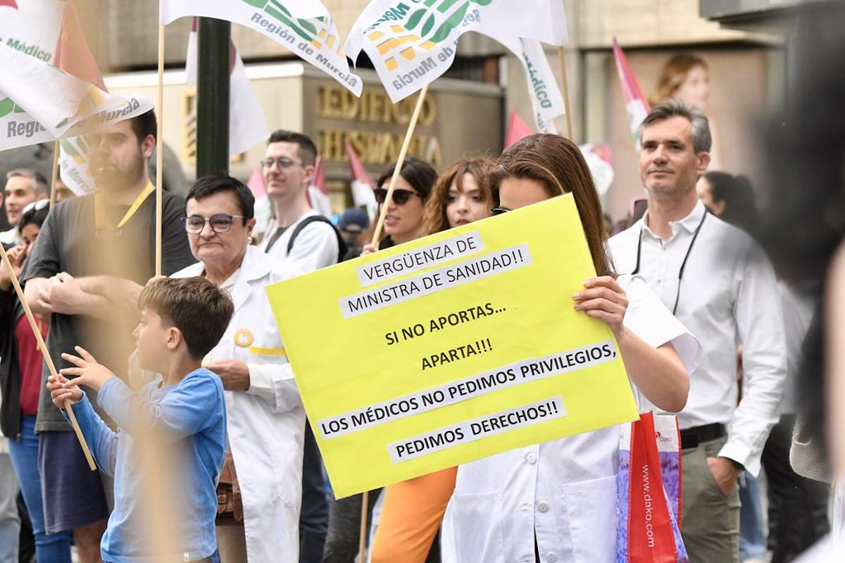 Las imágenes de la protesta de médicos contra el Estatuto Marco este miércoles en Murcia