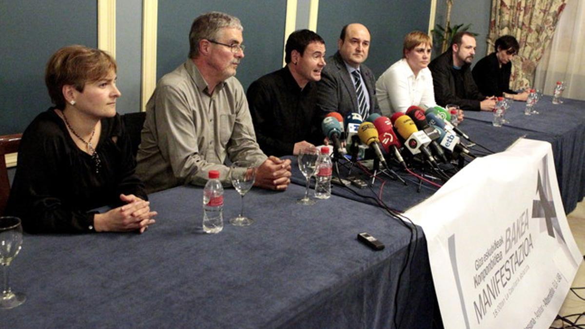 El presidente del PNV, Andoni Ortuzar (cuarto por la izquierda) y el de Sortu, Hasier Arraiz (tercero por la izquierda), y la máxima responsable de LAB, Ainhoa Etxaide (tercera por la derecha), entre otros, este viernes, en Bilbao.