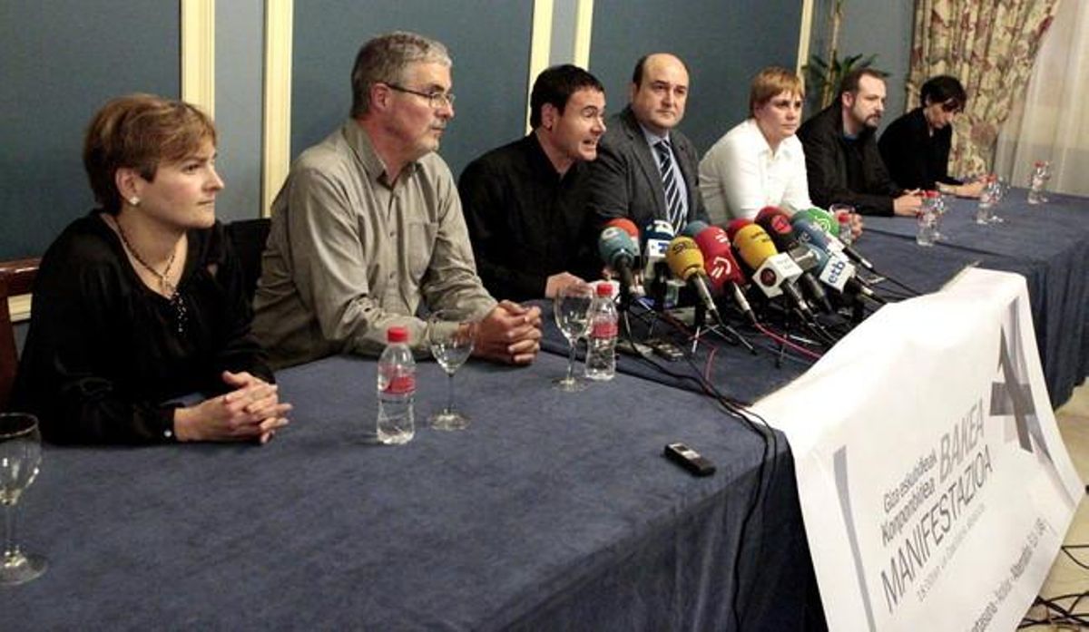 El president del PNB, Andoni Ortuzar (quart per l’esquerra) i el de Sortu, Hasier Arraiz (tercer per l’esquerra), i la màxima responsable de LAB, Ainhoa Etxaide (tercera per la dreta), entre altres, aquest divendres, a Bilbao.