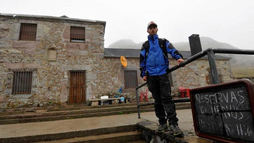 Ángel Vázquez, gerente de Casa Mieres, hace un año, tras decretarse el cierre del refugio.