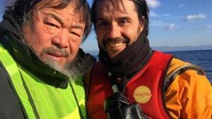 El artista chino Ai Weiwei se fotografía con un miembro de la oenegé catalana Proactiva Open Arms en las playas de Lesbos. Imágenes de la crisis de refugiados en Lesbos y de sus diversos montajes artísticos al respecto que ha mostrado Ai Weiwei en su cuenta de instagram.