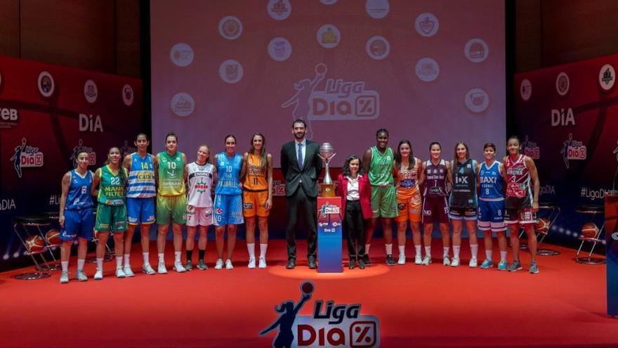 Jorge Garbajosa, en el centro, junto a las jugadoras de la Liga Día. // @baloncestofeb