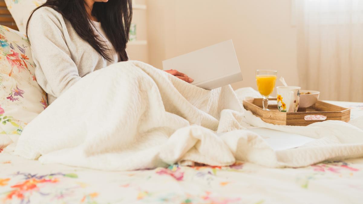 una chica desayunando en la cama