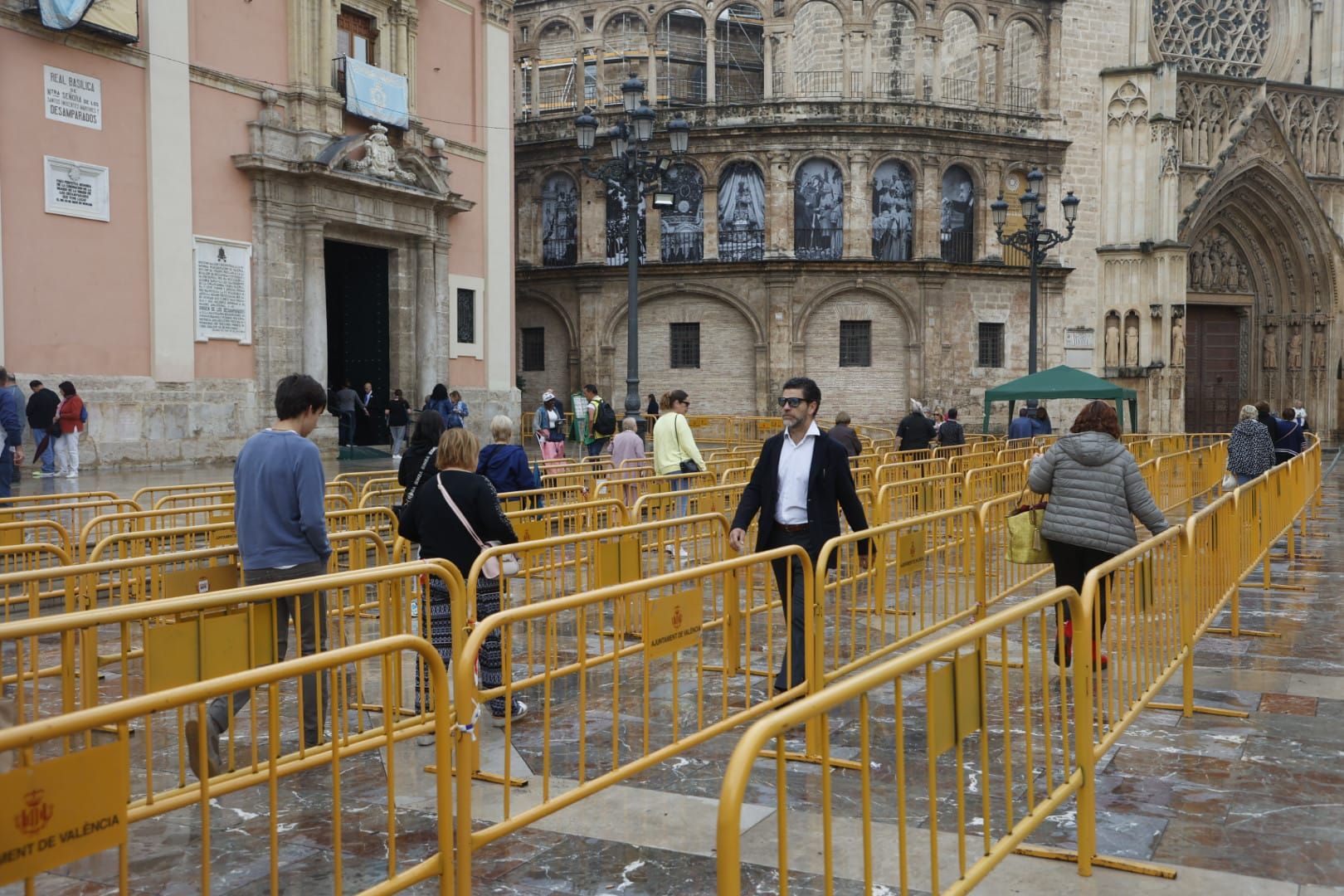 Comienza el besamanos a la virgen