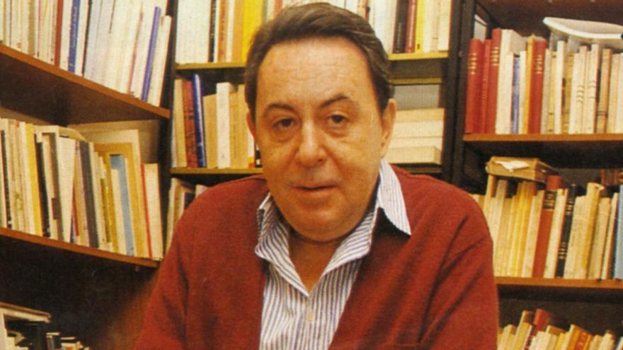 Claudio Rodríguez en su biblioteca. | |  ARCHIVO