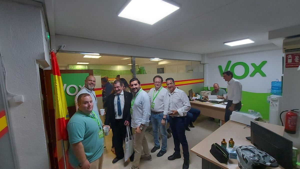 Militantes y simpatizantes en la sede de Vox en Córdoba.