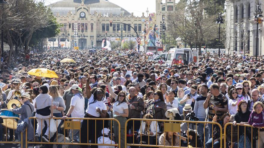 Los vecinos del Carmen advierten de que la tradición de las Fallas se ha convertido en evento turístico