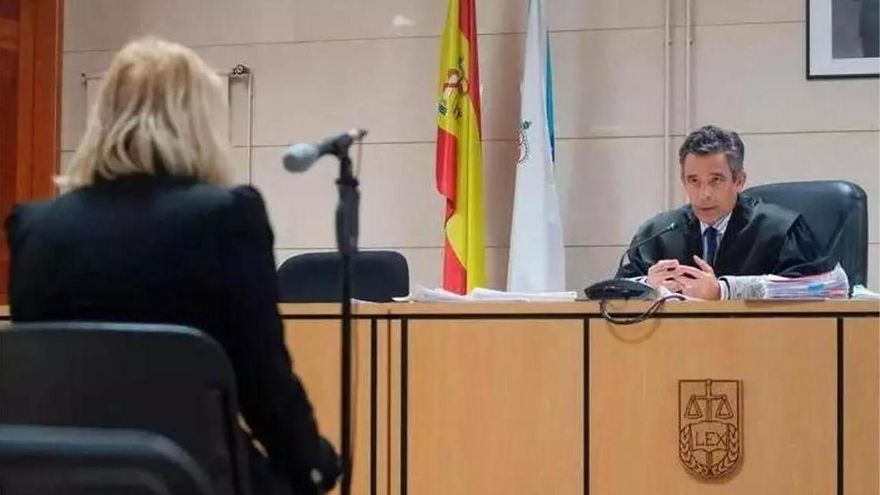 Pilar Fernández Patiño, declarando ante el juez Ángel Pantín durante el juicio en la Audiencia Provincial.