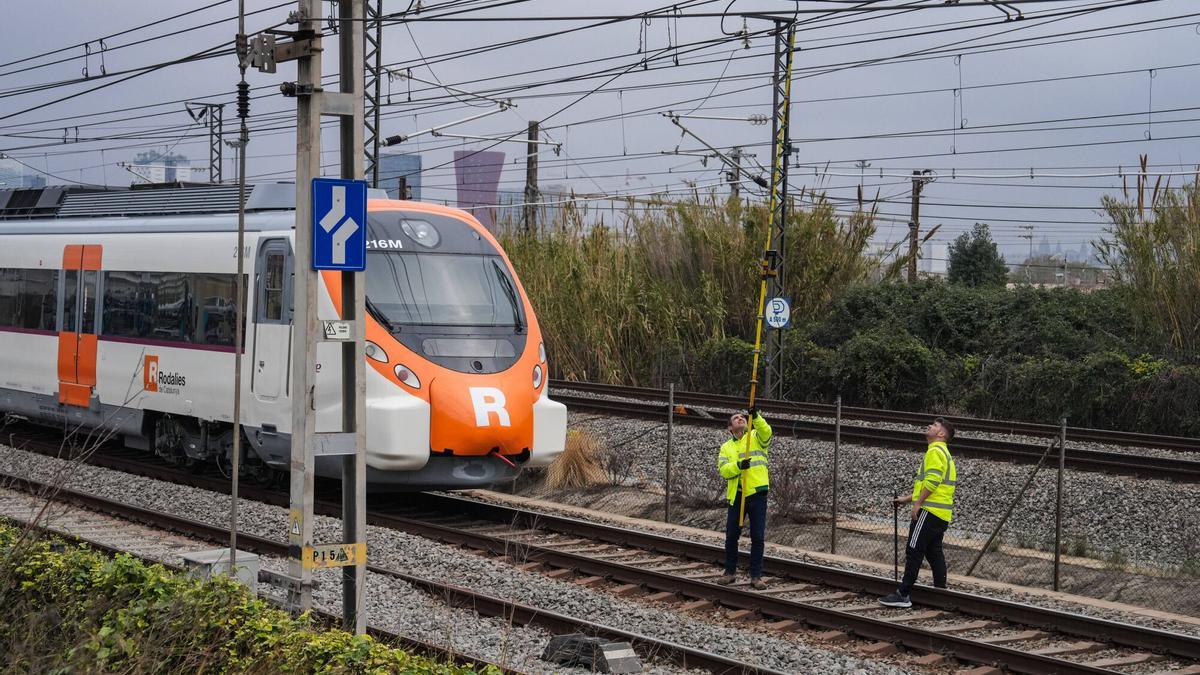 Imagen de archivo de una avería en la catenaria de un tren de Rodalies.