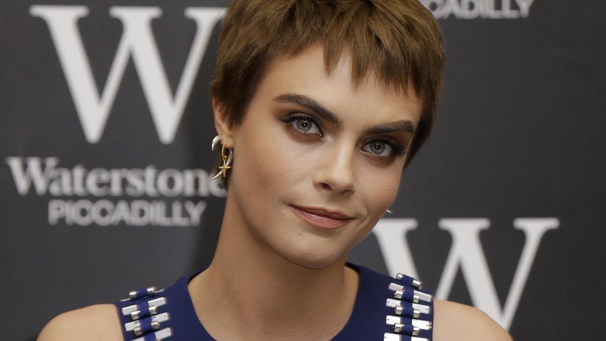 CARA DELEVIGNE PRESENTA SU LIBRO ''MIRROR MIRROR'' EN LONDRES