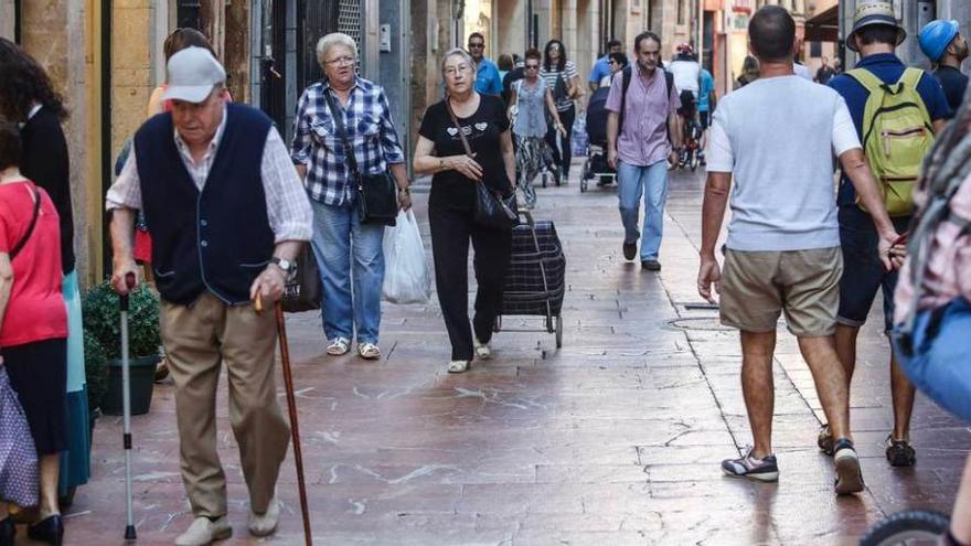 La calle Magdalena, que discurre entre la plaza del Ayuntamiento y el Campillín, con su bullicio habitual. julián rus