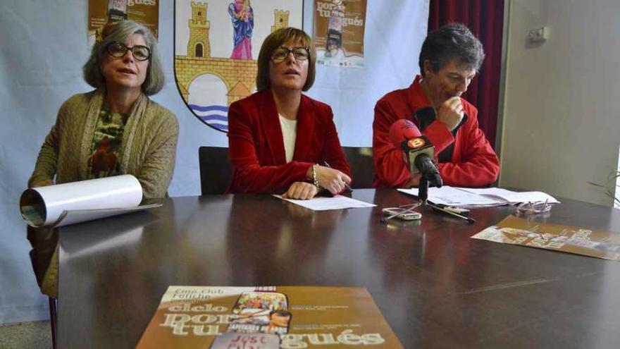 La edil de Cultura (centro) junto a dos representantes de la Asociación Cultural Cine Club Fetiche.