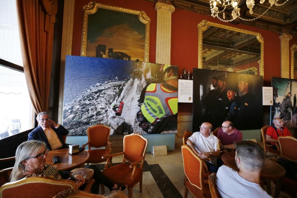 La Sociedad Casino de Torrevieja acoge hasta el lunes una exposición fotográfica de Manuel Lorenzo con motivo del 175 aniversario de la Guardia Civil. La inauguración el martes estuvo precedida por un