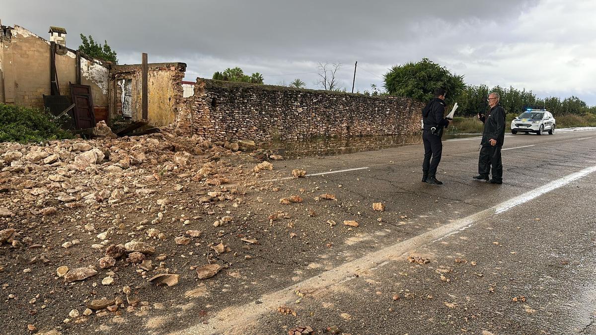 Un muro desplomado sobre la calzada en Sollana a causa de las lluvias de octubre.