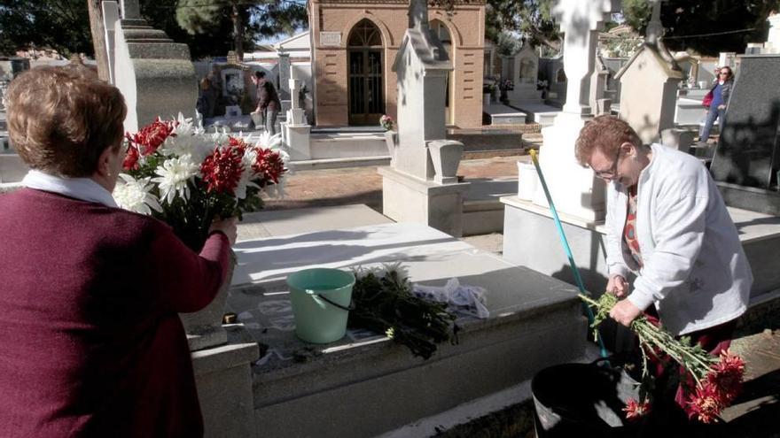 La festividad de Todos los Santos acerca a los allegados de los difuntos al camposanto de La Palma.