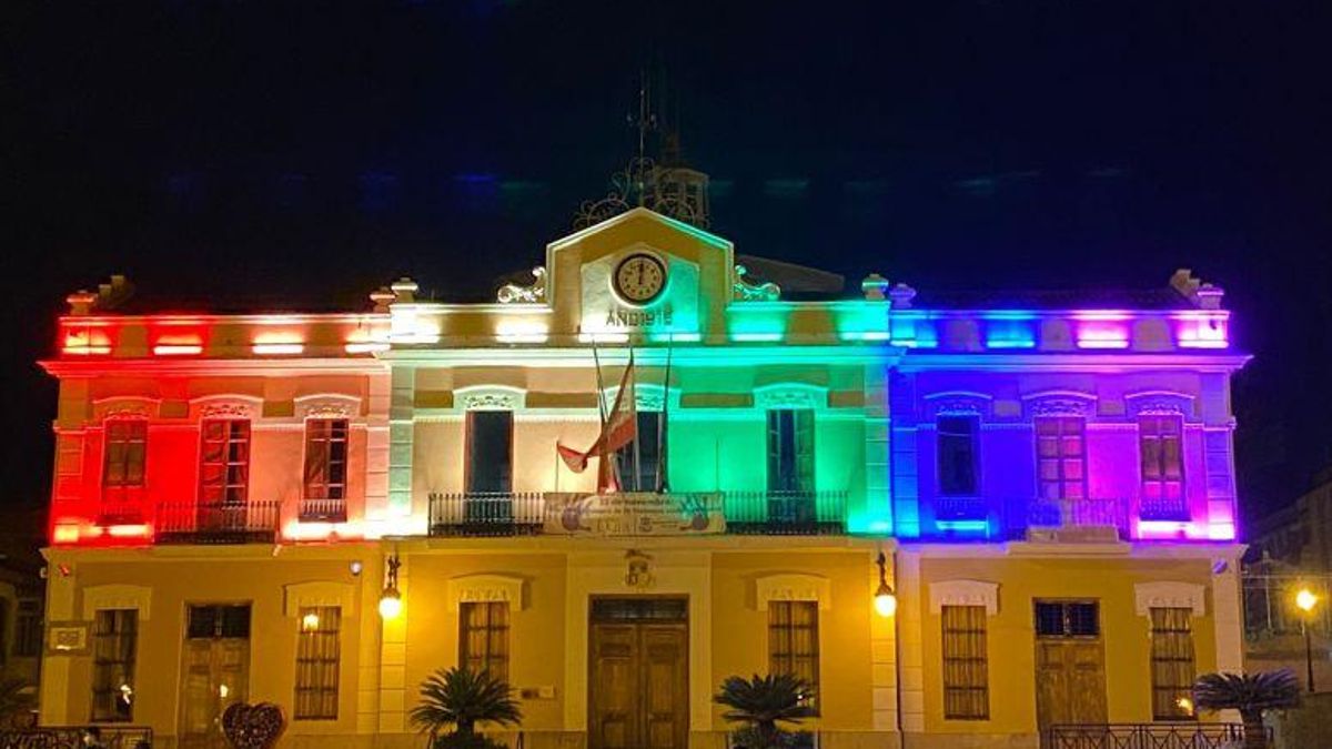 El Ayuntamiento de Burjassor con el alumbrado de la bandera LGTBI.