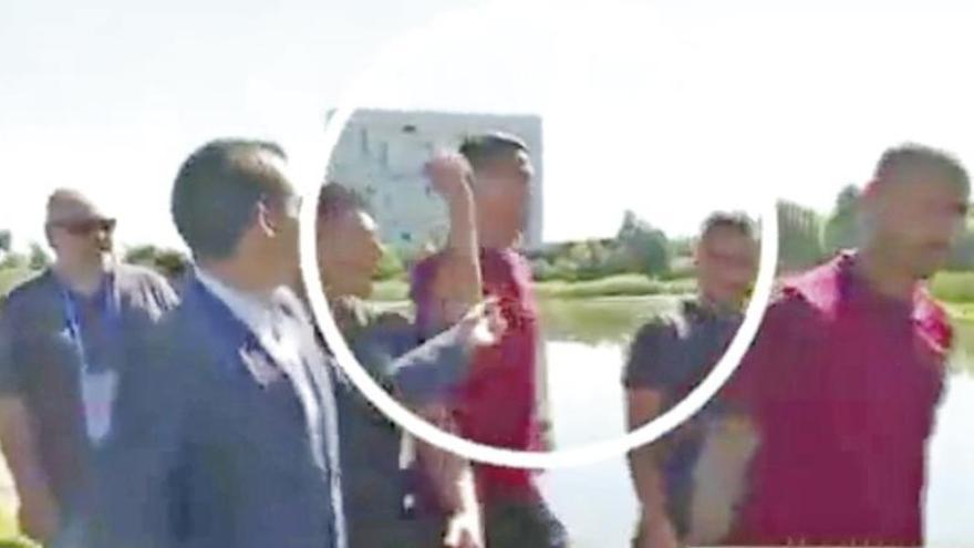 Ronaldo tira a un lago el micrófono de un periodista de una televisión portuguesa
