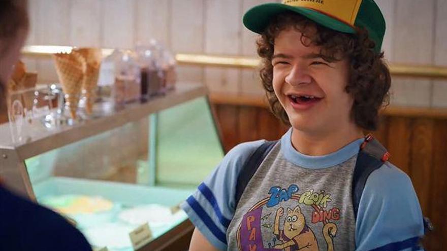 Gaten Matarazzo trabaja de camarero mientras se retoma el rodaje de &#039;Stranger Things&#039;