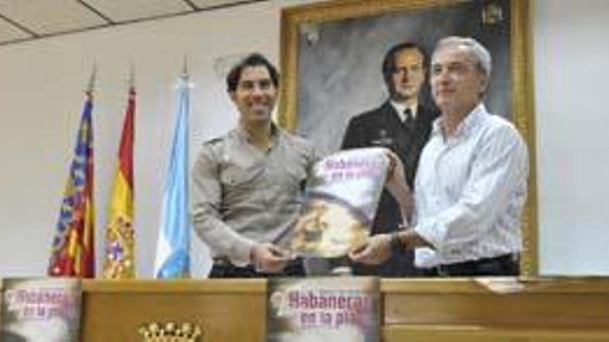 Imagen de la presentación, con el concejal Luis María Pizana y el gerente del Certamen Juan Agustín Manrique
