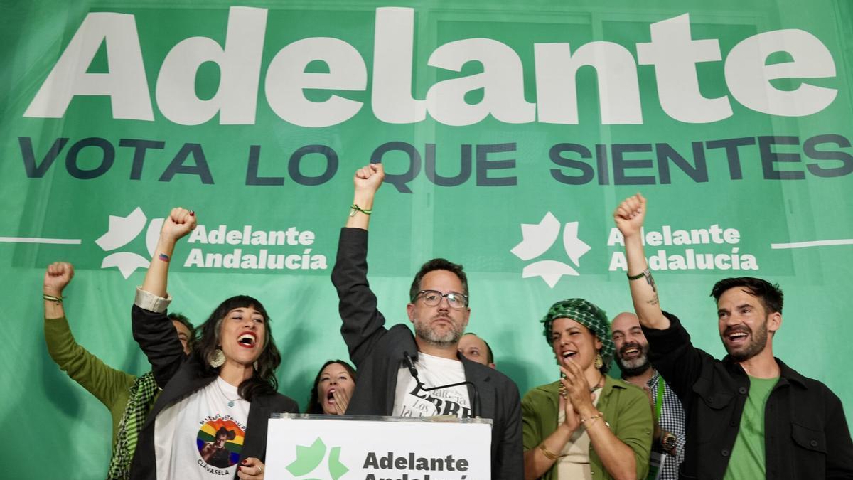 José Ignacio García (c), acompañado por su equipo y Teresa Rodríguez (3d) en la asociación sociocultural “La yerbabuena”.