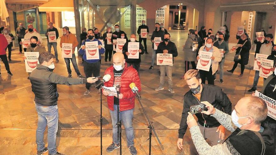 Protesta de los hosteleros de Totana para exigir la apertura