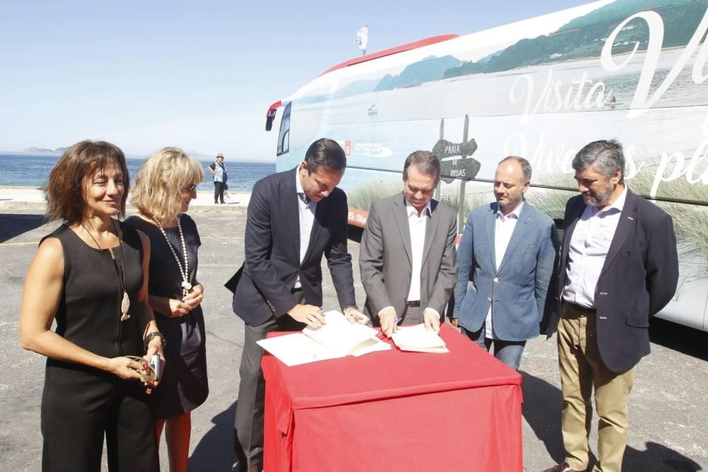 Autobuses con imágenes de las Islas Cies