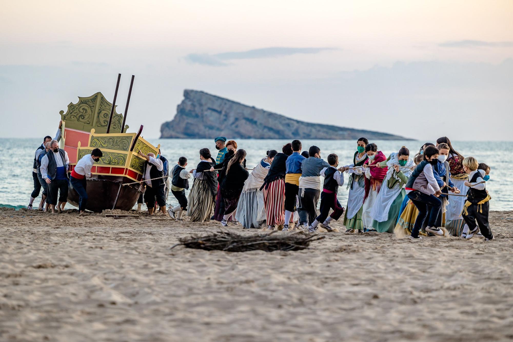 Benidorm revive la fiesta con el Hallazgo de la Virgen en la playa de Levante