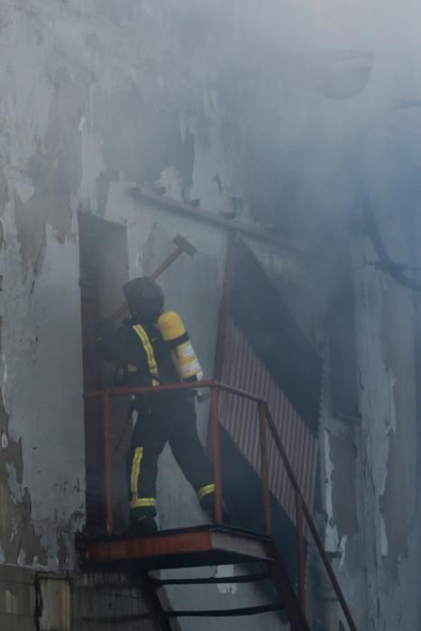 Un incendio en la antigua fábrica de hielo enciende las alarmas en la ciudad