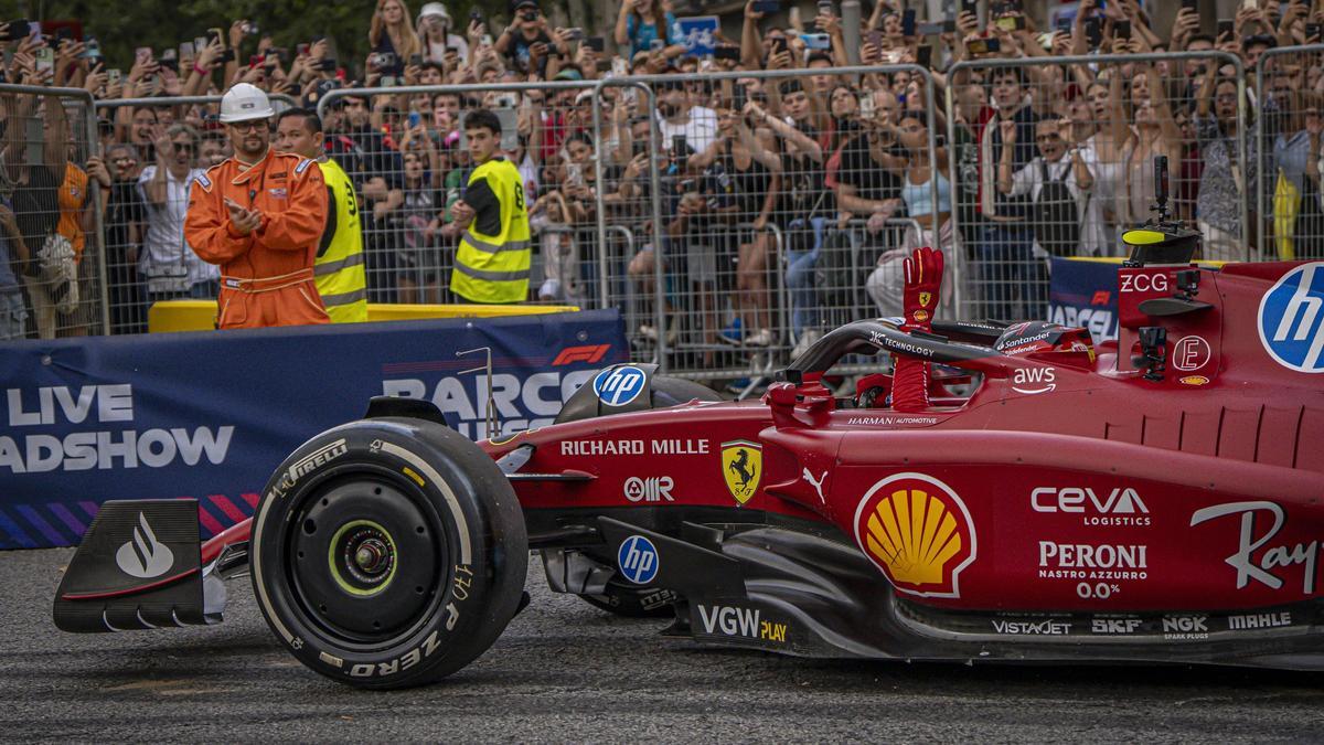 Un bólido de Ferrari durante la exhibición de la Fórmula 1 en paseo de Gràcia, en Barcelona.