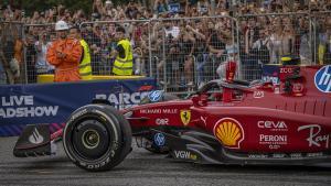 Un bólido de Ferrari durante la exhibición de la Fórmula 1 en paseo de Gràcia, en Barcelona.