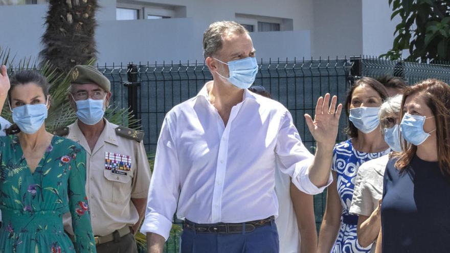 Spaniens König Felipe VI. zusammen mit Balearen-Präsidentin Francina Armengol bei einem gemeinsamen Spaziergang in Palma de Mallorca.