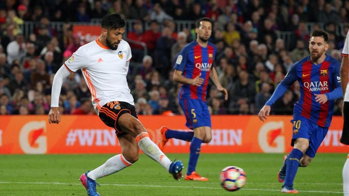 Ezequiel Garay, en la última visita del Valencia al Camp Nou