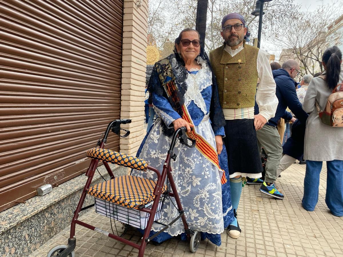 Reme junto a su hijo José Manuel tras pasar por la ofrenda en Aldaia.
