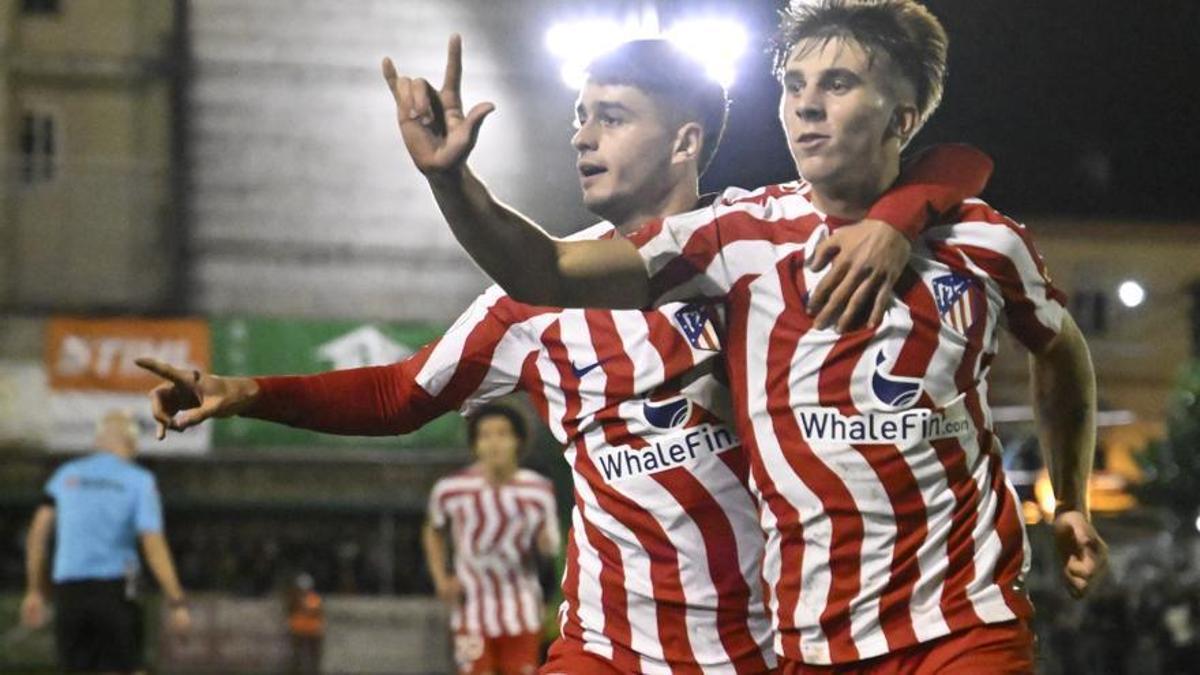 Pablo Barrios celebra el gol contra el Arenteiro junto a Alberto Moreno, otro canterano del Atlético.