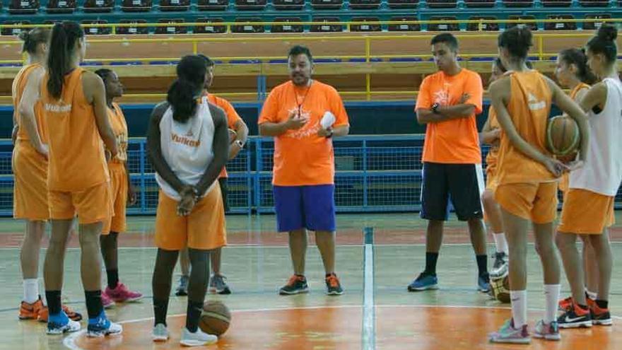 Lucas Fernández da instrucciones en un entrenamiento.