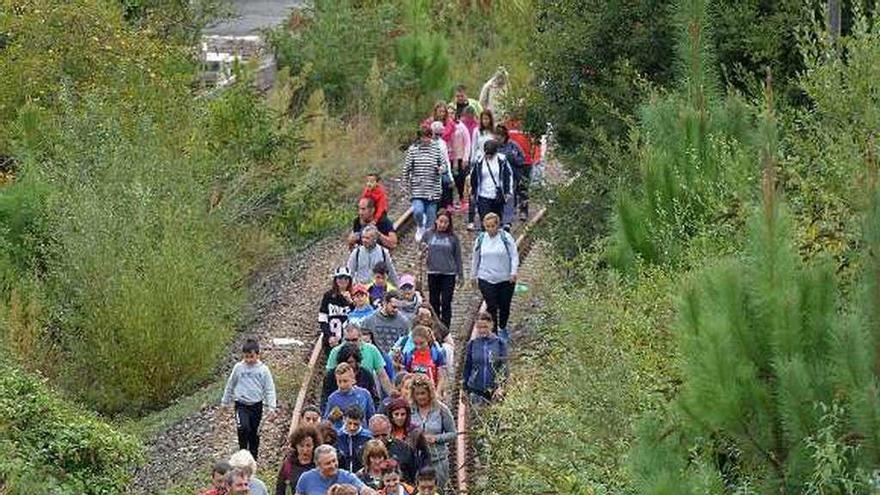 Participantes en una marcha para pedir la construcción de una senda verde por las vías en desuso entre Soutomaior y Pontevedra. // G. Santos