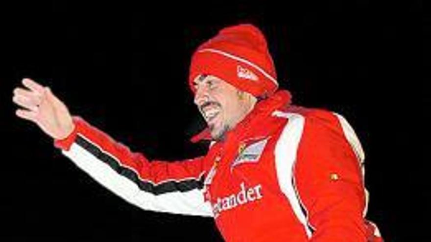 Alonso es paseado a hombros por un ingeniero de Ferrari tras ganar las carreras de kart y Fiat. / efe