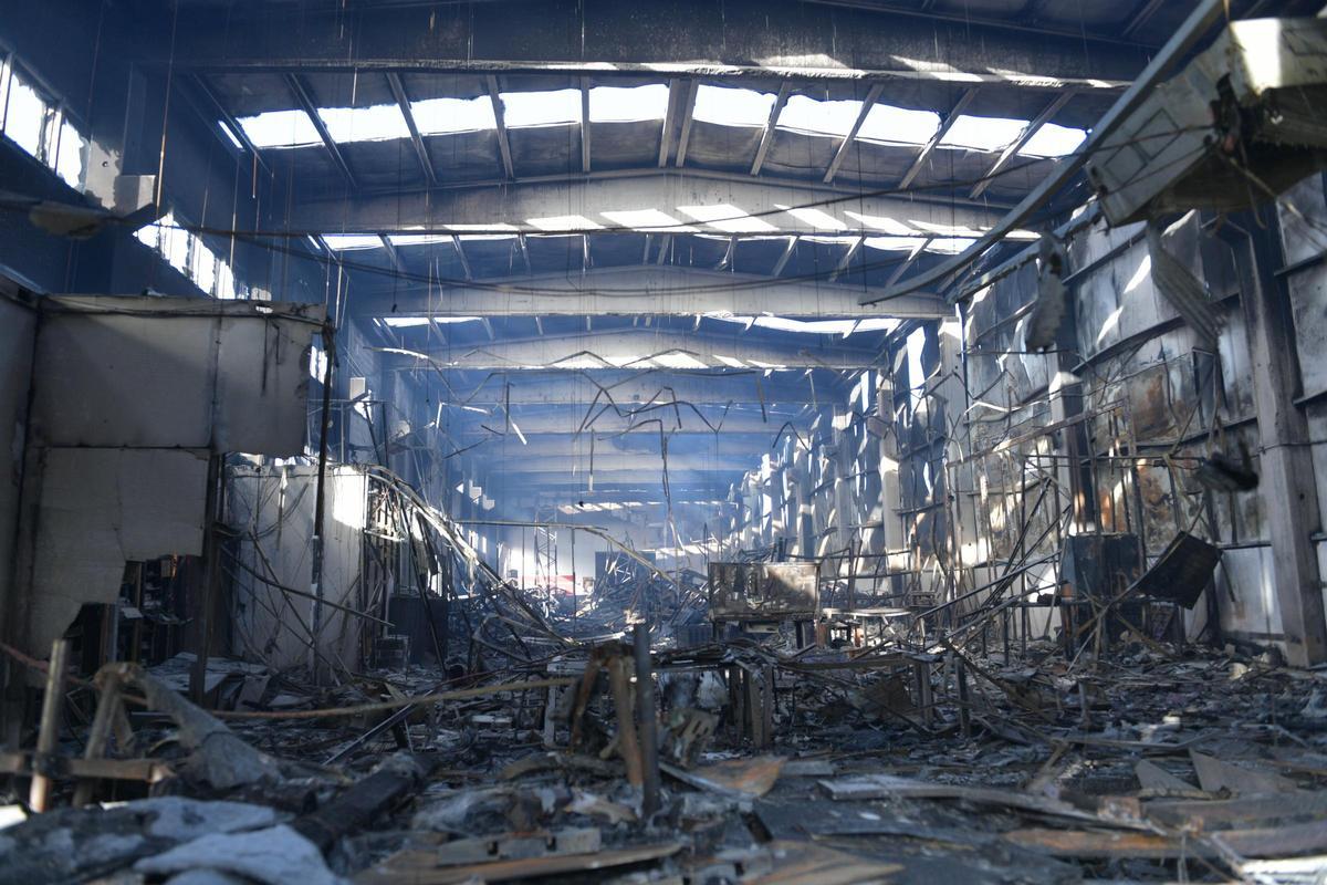 Estado en el que quedaron parte de los almacenes de Trison tras el incendio declarado en la madrugada del jueves.