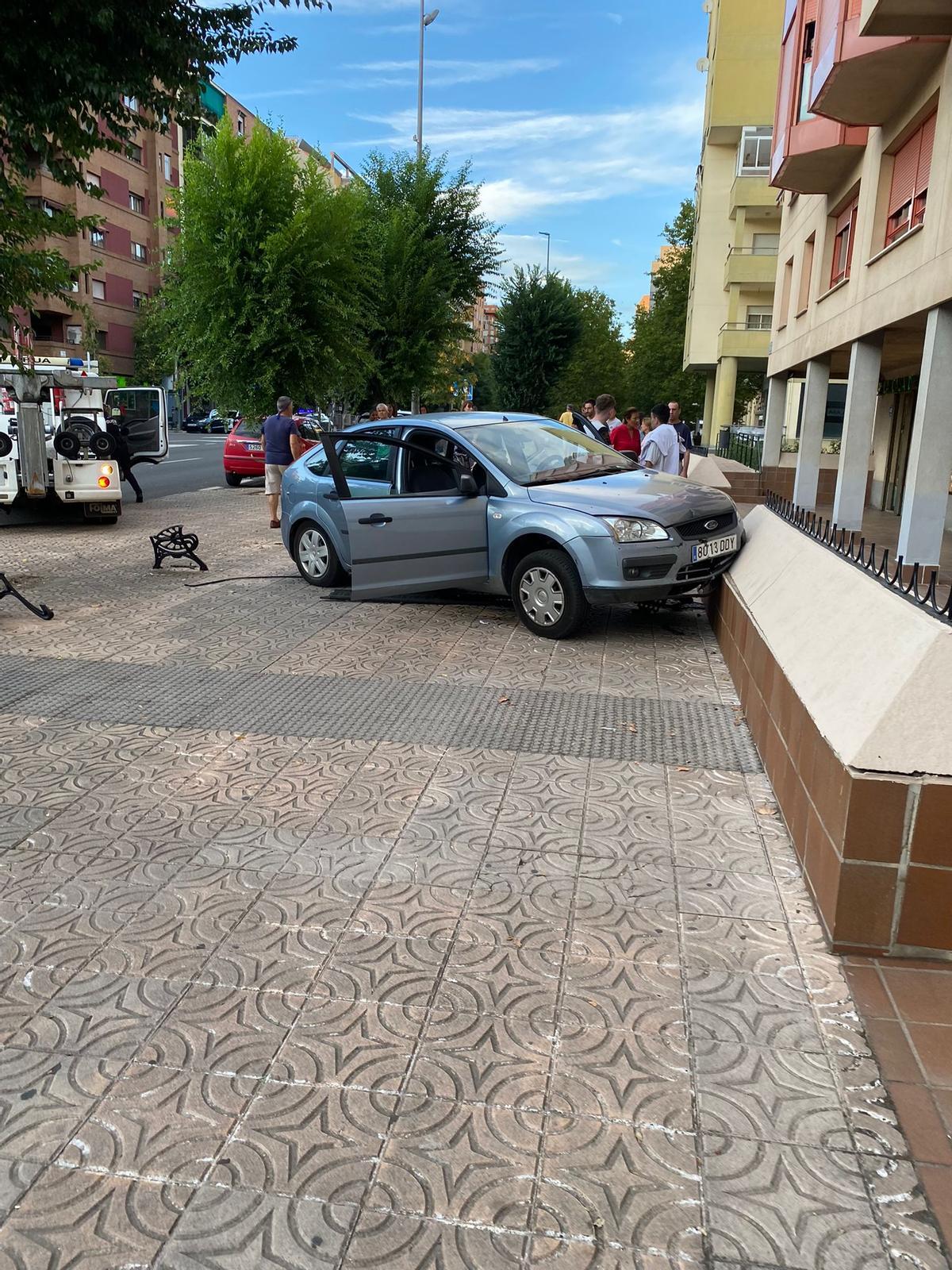 Vehículo que se llevó por delante un banco el 5 de septiembre.