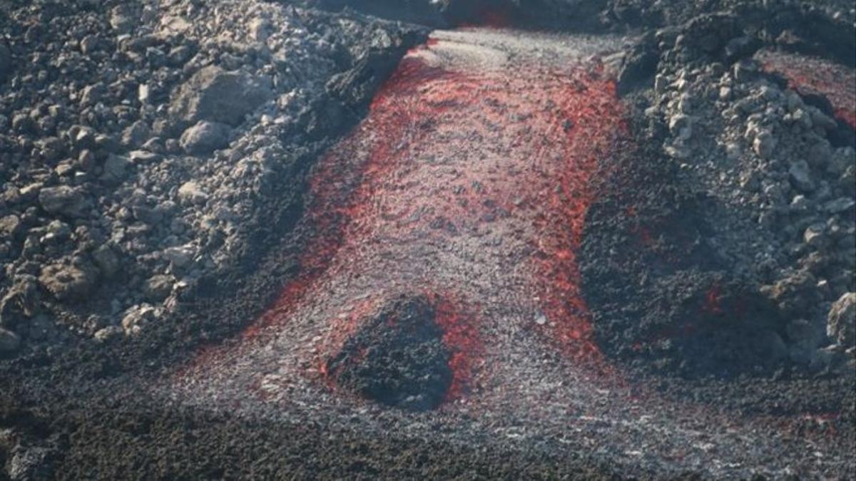 La colada del volcán de La Palma se bifurca y cubre la fajana creada en la erupción del San Juan