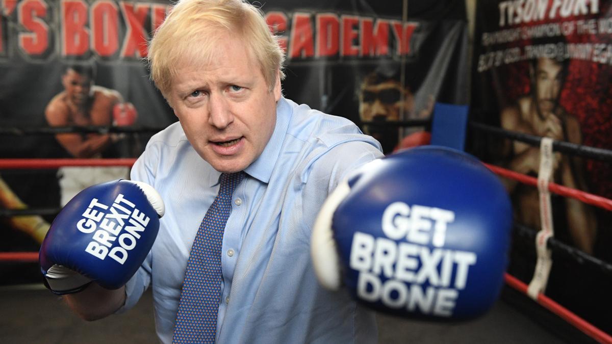 Imagen de archivo del ya ex primer ministro británico Boris Johnson, haciendo campaña por el Brexit antes del referendum que lo aprobó.