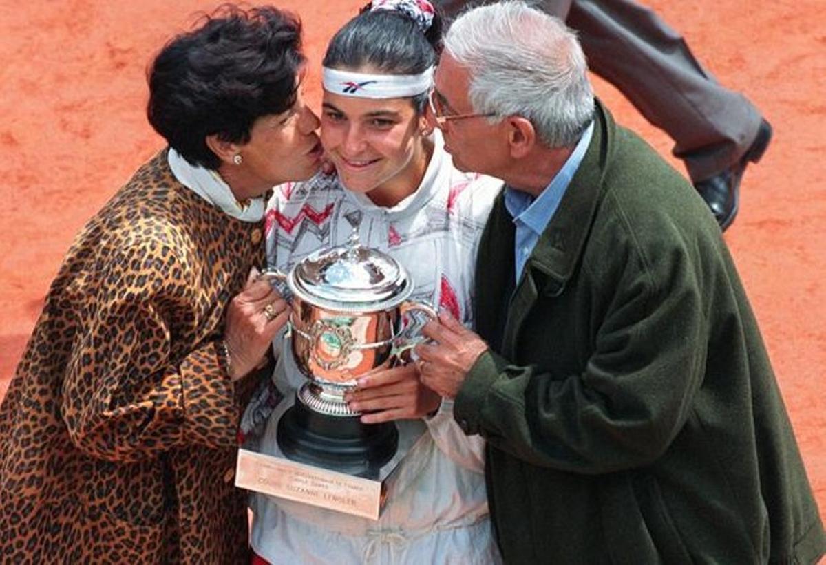 Arantxa Sánchez Vicario, besada pels seus pares, Marisa i Emilio, després de guanyar a París el 1994.