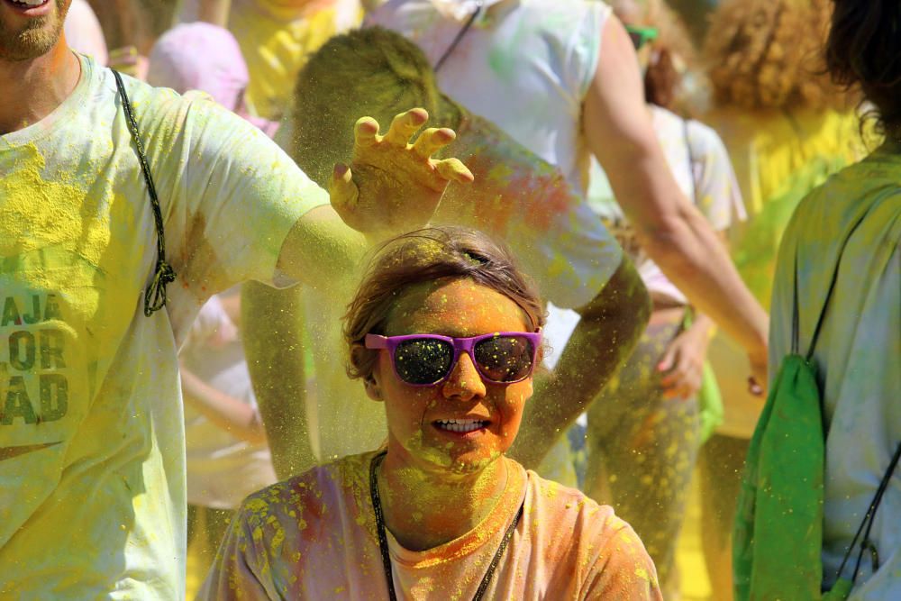 La colorida carrera organizada por Unicaja volvió a concentrar un ambiente joven y festivo en el entorno del estadio Ciudad de Málaga