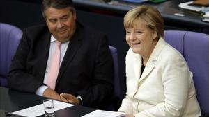 La cancillera alemana, Angela Merkel, con el líder del SPD y vicecanciller, Sigmar Gabriel, su socio de coalición.